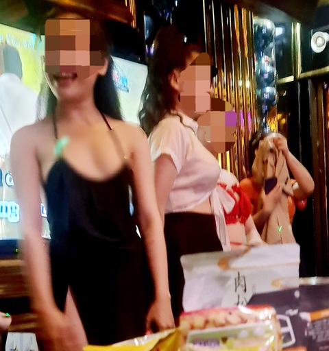 Đào nhậu - Những cô gái mua vui cuộc say - Kỳ 6: Khi tỉnh rượu, lúc tàn canh- Ảnh 3. Tuổi trẻ và nhan sắc của các cô gái mua vui cho khách nhậu này xuống dốc rất nhanh - Ảnh: M.T