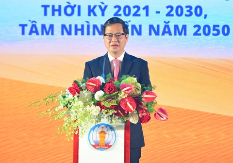 Bình Thuận cần tiếp tục tận dụng lợi thế vùng đất đầy nắng và gió- Ảnh 2. Chủ tịch UBND tỉnh Bình Thuận Đoàn Anh Dũng phát biểu khai mạc buổi lễ công bố quy hoạch tỉnh thời kỳ 2021-2030, tầm nhìn 2050 - Ảnh: ĐỨC TRONG