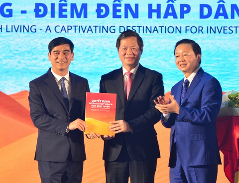 Bình Thuận cần tiếp tục tận dụng lợi thế vùng đất đầy nắng và gió- Ảnh 1. Phó thủ tướng Trần Hồng Hà chụp ảnh cùng lãnh đạo tỉnh Bình Thuận tại lễ công bố quyết định phê duyệt quy hoạch tỉnh Bình Thuận thời kỳ 2021-2030, tầm nhìn đến 2050 - Ảnh: ĐỨC TRONG