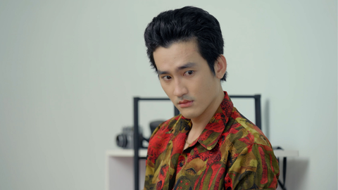 Cười ngả nghiêng cùng dàn trai xinh gái đẹp trong 'Gia đình lý sự'- Ảnh 4. Góp mặt trong Gia đình lý sự, diễn viên Đình Quân đảm nhận vai Thanh, hay còn được gọi là “Thanh thật thà”. Tuy nhiên, biệt danh này lại trái ngược hoàn toàn với tính cách nhân vật. Thanh trong phim là chàng trai thích khoa trương, hay nói dối và tỏ vẻ sõi đời. Gia cảnh khó khăn phải làm lụng nuôi mẹ già và các em, Thanh ghét người khác thương hại nên sống bất cần.