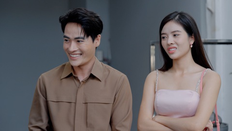 Cười ngả nghiêng cùng dàn trai xinh gái đẹp trong 'Gia đình lý sự'- Ảnh 1. Võ Tấn Phát - thầy giáo tiếng Anh Henry sính ngoại
