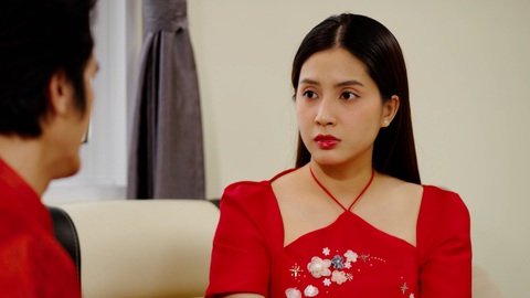 Cười ngả nghiêng cùng dàn trai xinh gái đẹp trong 'Gia đình lý sự'- Ảnh 3. Thiên An đảm nhận vai Vy - quý cô đỏng đảnh, khó chiều, quý cô xinh đẹp sống trong xóm lý sự. Vy trong phim đẹp nhưng không hiền. Cô luôn xéo xắt và sẵn sàng "bốp chát" với những ai đụng chạm đến mình. Thiên An trong phim là một mảnh ghép tạo ra nhiều tình huống tréo ngoe khiến cả xóm lý sự nhiều lần phải rộn ràng từ đầu ngõ đến cuối ngõ.