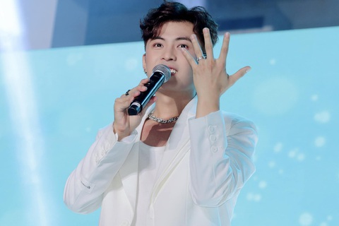 Khi fan xin đồ, Gin Tuấn Kiệt đáp: ‘Trừ quần áo, tất cả đều là của Puka’- Ảnh 1. Gin Tuấn Kiệt liên tục "bắn" tín hiệu "đã có chủ" khi tương tác với người hâm mộ