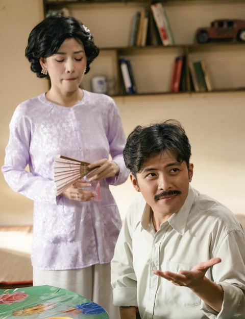 Khi fan xin đồ, Gin Tuấn Kiệt đáp: ‘Trừ quần áo, tất cả đều là của Puka’- Ảnh 3. Tạo hình hài hước của Gin - Pu khi đóng vai cặp vợ chồng trong phim hài Tết