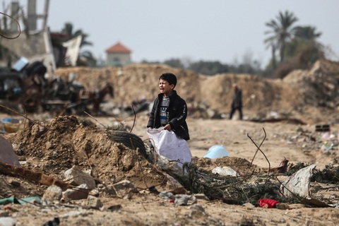 Một bé trai Palestine đứng khóc giữa đống đổ nát ở trại tị nạn Maghazi ở Dải Gaza, khu vực đã bị Israel đánh bom phá hủy nặng nề. Em nhỏ này cũng như nhiều trẻ em Palestine khác đang phải tìm kiếm thức ăn trong những đống đổ nát - Ảnh: AFP Một bé trai Palestine đứng khóc giữa đống đổ nát ở trại tị nạn Maghazi ở Dải Gaza, khu vực đã bị Israel đánh bom phá hủy nặng nề. Em nhỏ này cũng như nhiều trẻ em Palestine khác đang phải tìm kiếm thức ăn trong những đống đổ nát - Ảnh: AFP