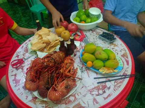 Ngắm đào rừng, ăn bánh đa nem ở Timor-Leste- Ảnh 3. Hải sản người Timor-Leste tự đánh bắt, tươi rói và giá rẻ, được cộng đồng người Việt mua tại chợ cá ven biển và chế biến cho bữa ăn đón Tết - Ảnh tác giả cung cấp