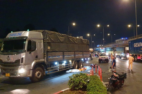 Tai nạn giữa xe máy và xe tải ở ngã tư An Sương, 2 người chết- Ảnh 1. Hiện trường vụ tai nạn - Ảnh: B.H.