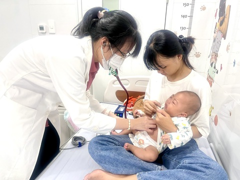 Bé trai mắc bệnh hiếm được tài trợ 1 liều thuốc 50 tỉ đồng- Ảnh 1. Một bệnh nhi mắc bệnh hiếm được điều trị tại Bệnh viện Nhi đồng 1 - Ảnh: THÙY DƯƠNG
