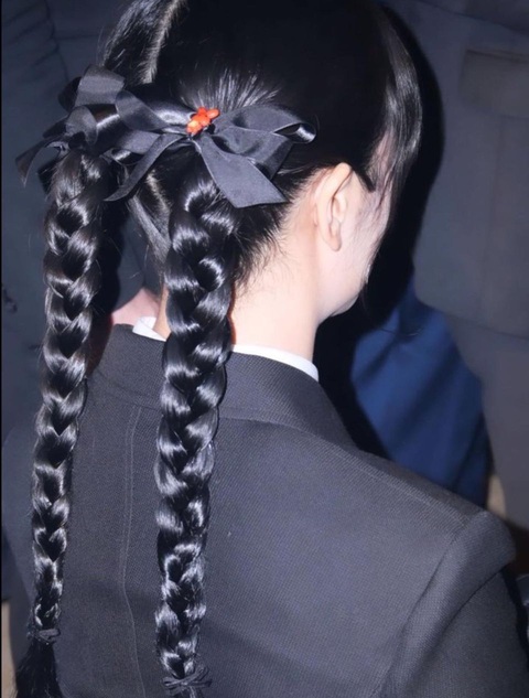 Jisoo dậy sóng với outfit học sinh đi dự show thời trang- Ảnh 6. Mái tóc thắt bím và cột nơ cùng gam màu mang đến tạo hình trẻ trung, đáng yêu cho đại sứ toàn cầu Dior