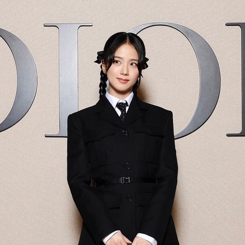 Jisoo dậy sóng với outfit học sinh đi dự show thời trang- Ảnh 4. 'Chị cả' BlackPink xinh đẹp như một nữ sinh trung học