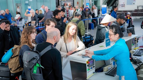 Tổng giám đốc Vietnam Airlines nhận định việc tăng giá trần vé máy bay- Ảnh 4. Sau Tết Giáp Thìn, sân bay Nội Bài phục vụ ngày cao điểm nhất gần 38.000 lượt hành khách quốc tế, vượt qua ngày cao nhất của năm 2019 (37.000 lượt khách) - Ảnh: NIA