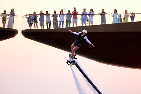 Du khách đã mắt với màn diễn Jetski và Flyboard ở Phú Quốc- Ảnh 1. Du khách trong và ngoài nước thích thú xem các vận động viên quốc tế biểu diễn Flyboard ở thị trấn Hoàng Hôn (phường An Thới, TP Phú Quốc) - Ảnh: M.H.