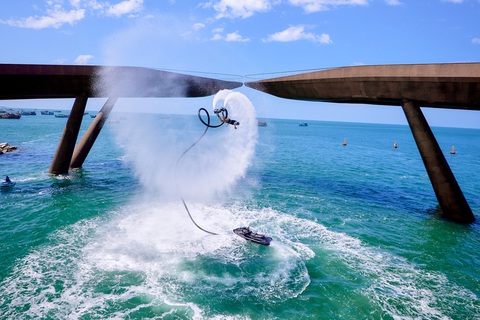 Du khách đã mắt với màn diễn Jetski và Flyboard ở Phú Quốc- Ảnh 2. Vũ điệu nhào lộn, xoay vòng của vận động viên khi trình diễn Flyboard khiến du khách mãn nhãn - Ảnh: M.H.
