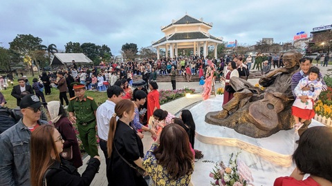Khánh thành tượng Trịnh Công Sơn cạnh dòng Hương giang- Ảnh 3. Hàng trăm người dân xứ Huế yêu mến nhạc sĩ họ Trịnh đã đổ về công viên Trịnh Công Sơn để cùng tham gia lễ khánh thành tượng cũng như lắng nghe buổi biểu diễn nhân dịp kỷ niệm 85 năm ngày sinh cố nhạc sĩ - Ảnh: NHẬT LINH