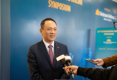 Ông Lê Hồng Hà - tổng giám đốc Vietnam Airlines - trả lời báo chí bên lề Hội nghị hàng không quốc tế 2024 - Ảnh: TUẤN PHÙNG Ông Lê Hồng Hà - tổng giám đốc Vietnam Airlines - trả lời báo chí bên lề Hội nghị hàng không quốc tế 2024 - Ảnh: TUẤN PHÙNG