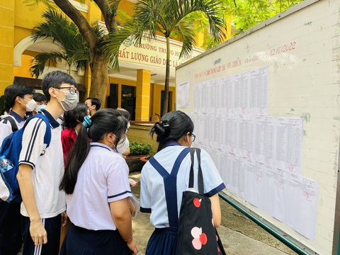 Tuyển sinh lớp 10 ưu tiên IELTS: Có đồng tình, có phản đối- Ảnh 2. Học sinh xem danh sách phòng thi lớp 10 tại hội đồng thi THPT Trưng Vương trong kỳ tuyển sinh lớp 10 năm học 2023-2024 tại TP.HCM - Ảnh: MỸ DUNG