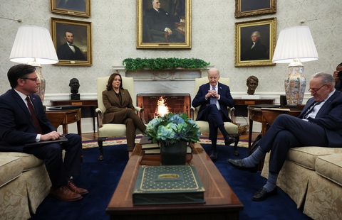 Tổng thống Mỹ Joe Biden họp cùng lãnh đạo lưỡng viện nhằm tìm kiếm thỏa thuận ngân sách hôm 27-2. Từ trái qua: Chủ tịch Hạ viện Mike Johnson, Phó tổng thống Kamala Harris, ông Biden, lãnh đạo phe đa số tại Thượng viện Chuck Schumer - Ảnh: REUTERS Tổng thống Mỹ Joe Biden họp cùng lãnh đạo lưỡng viện về thỏa thuận ngân sách hôm 27-2. Từ trái qua: Chủ tịch Hạ viện Mike Johnson, Phó tổng thống Kamala Harris, ông Biden, lãnh đạo phe đa số tại Thượng viện Chuck Schumer - Ảnh: REUTERS