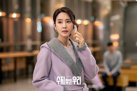 Oh Hyun Kyung khoe vẻ đẹp bị thời gian bỏ quên trong phim mới- Ảnh 4. Trong phim mới, Oh Hyun Kyung là một bà chủ nhân từ, mang nhiều tâm tư