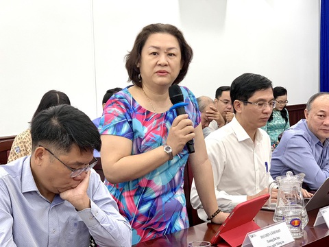 Các trường thành viên Đại học Quốc gia TP.HCM trả lương khủng thu hút người tài- Ảnh 1. PGS.TS Nguyễn Hoàng Tú Anh - hiệu trưởng Trường đại học Công nghệ thông tin (Đại học Quốc gia TP.HCM) - giới thiệu chính sách thu hút nhân tài nhà trường đang áp dụng - Ảnh: TRẦN HUỲNH
