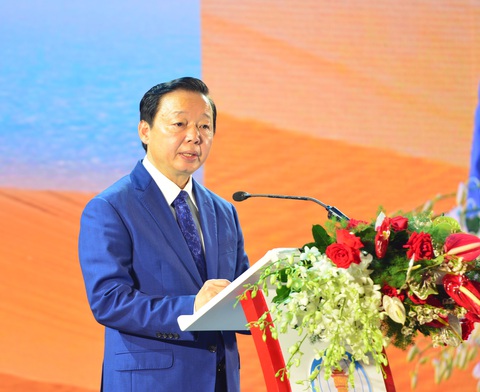 Bình Thuận cần tiếp tục tận dụng lợi thế vùng đất đầy nắng và gió- Ảnh 3. Phó thủ tướng Trần Hồng Hà phát biểu chỉ đạo tại buổi lễ - Ảnh: ĐỨC TRONG