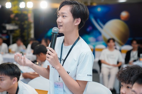 'Solve for Tomorrow' - Sự khởi đầu của những ước mơ công nghệ- Ảnh 3. Lê Tuấn Tú rất hạnh phúc khi dự án của đội mình có thể được áp dụng vào thực tế