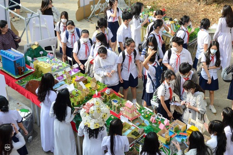 Tuyển sinh lớp 10 ưu tiên IELTS: Có đồng tình, có phản đối- Ảnh 3. Học sinh lớp 9 tham quan Trường THPT Lê Quý Đôn để chuẩn bị cho kỳ tuyển sinh lớp 10 - Ảnh: MỸ DUNG