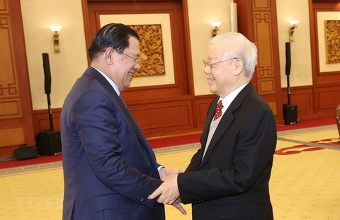 Tổng bí thư Nguyễn Phú Trọng chúc mừng ông Hun Sen- Ảnh 1. Tổng bí thư Nguyễn Phú Trọng tiếp ông Hun Sen tại Hà Nội hồi tháng 2-2023 - Ảnh: TTXVN