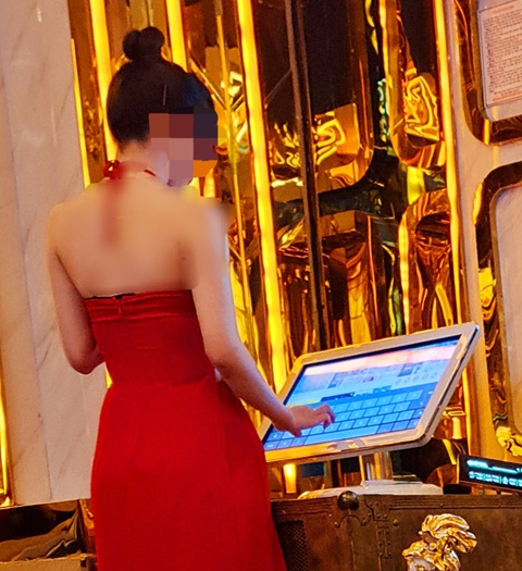 Đào nhậu - Những cô gái mua vui cuộc say - Kỳ 6: Khi tỉnh rượu, lúc tàn canh- Ảnh 1. Thất bại với mộng trao đổi tình - tiền để làm ‘bà chủ”, Trang “mướp” lại ra làm đào nhậu - Ảnh: M.T.
