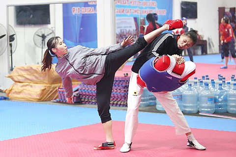 Taekwondo Việt Nam nỗ lực tìm vé dự Olympic 2024- Ảnh 1. Trương Thị Kim Tuyền (trái) nỗ lực tập luyện với mục tiêu đoạt vé dự Olympic 2024 - Ảnh: H.TÙNG