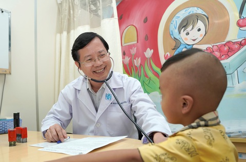 Chương trình tư vấn: Tiêm chủng - lá chắn bảo vệ sức khỏe trẻ em- Ảnh 2. TS BS. Nguyễn Huy Luân thăm khám và tư vấn tiêm chủng cho bệnh nhi