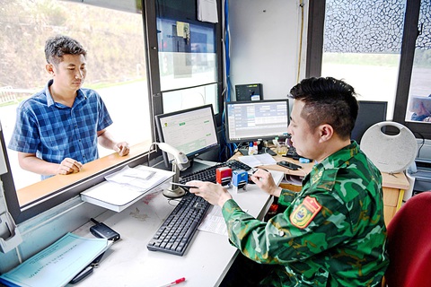 Thêm nhiều giải pháp để xuất khẩu nông sản suôn sẻ hơn- Ảnh 2. Cán bộ biên phòng kiểm tra kỹ thông tin lái xe, hàng hóa và tiến độ thực hiện thủ tục trên nền tảng cửa khẩu số trước khi thông quan sang Trung Quốc, mất 1-2 phút - Ảnh: NAM TRẦN