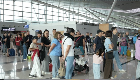 300 khách Đài Loan bị bỏ rơi Phú Quốc: Cục Du lịch quốc gia Việt Nam yêu cầu cung cấp thêm thông tin- Ảnh 1. Gần 300 khách Đài Loan bị bỏ rơi ở Phú Quốc làm thủ tục bay về nhà vào ngày 14-2 - Ảnh: H.DUNG