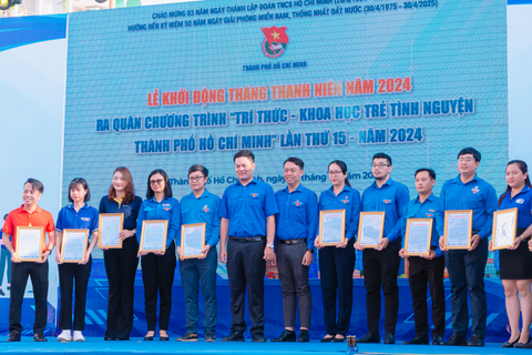WESET tặng học bổng tại lễ phát động Tháng Thanh niên năm 2024- Ảnh 2. Đại diện WESET (thứ 2 từ trái sang) nhận thư cảm ơn từ chương trình