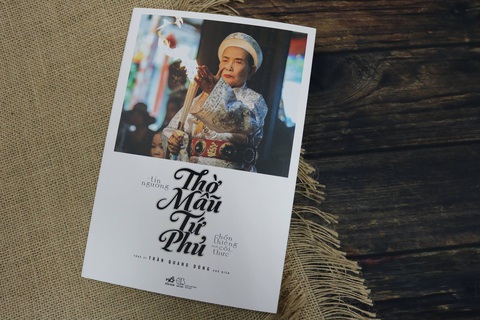 NNND Trần Thị Duyên trên bìa sách Nghệ nhân Trần Thị Duyên trên bìa sách “Tín ngưỡng thờ Mẫu Tứ Phủ - Chốn thiêng nơi cõi thực" (Nhã Nam & NXB Thế Giới, 2017)