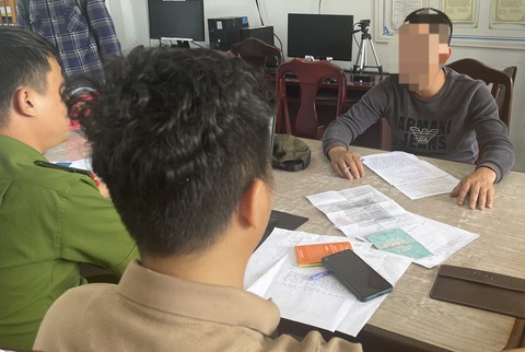 Lật tẩy 3 người đóng giả tu sĩ, đi ô tô, xin tiền bố thí- Ảnh 1. Công an làm việc với người đóng giả tu sĩ - Ảnh: H.B.