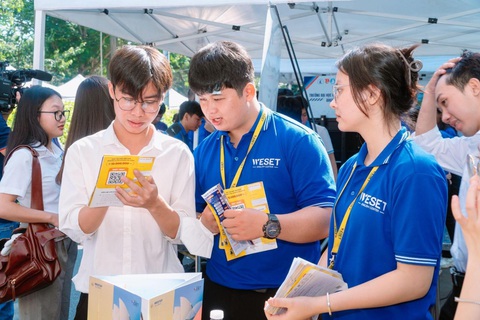 WESET tặng học bổng tại lễ phát động Tháng Thanh niên năm 2024- Ảnh 3. WESET chia sẻ phương pháp học tiếng Anh cho các bạn