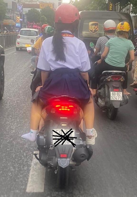 Ảnh vui 29-2: Đang thuyết trình thì mẹ nhắn tin 'hỏi thăm'- Ảnh 4. Có gì đó sai sai.