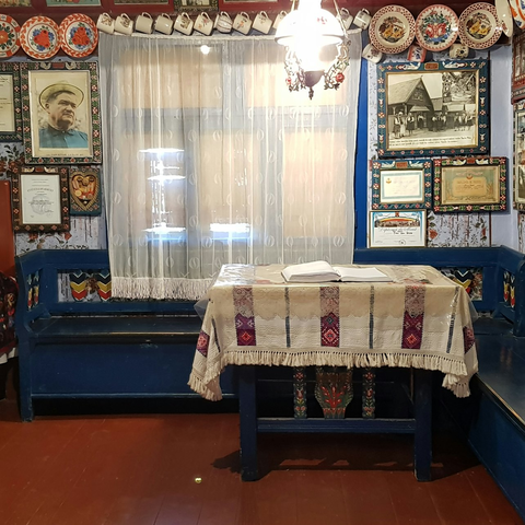 Khám phá nghĩa trang vui vẻ ở Romania, khắc thơ tôn vinh người đã khuất- Ảnh 3. Một góc của nhà tưởng niệm Stan Ioan Patras - Ảnh: PELAGO