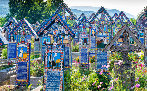Khám phá nghĩa trang vui vẻ ở Romania, khắc thơ tôn vinh người đã khuất- Ảnh 2. Nghĩa trang có hàng trăm cây thánh giá - Ảnh: GOODNET