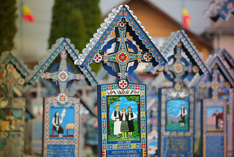 Khám phá nghĩa trang vui vẻ ở Romania, khắc thơ tôn vinh người đã khuất- Ảnh 1. Merry Cemetery thu hút du khách bởi những bức tranh đầy màu sắc về cuộc đời của những người được chôn cất ở đây - Ảnh: 3 SEA EUROPE