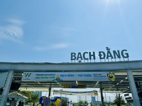 Ga tàu thủy được chỉnh lại thành bến tàu sau góp ý- Ảnh 2. Chữ "ga tàu thủy" đã được tháo, sẽ thay bằng "bến tàu"