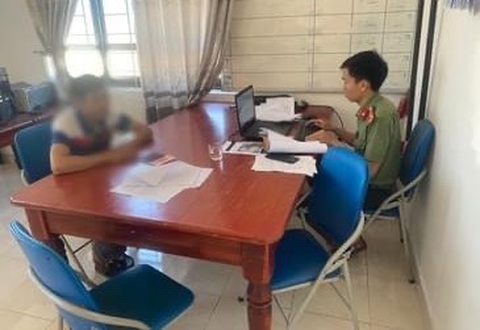 Công an huyện Tuy An (tỉnh Phú Yên) đã ra quyết định xử phạt vi phạm hành chính 7,5 triệu đồng đối với ông N.H. (36 tuổi, trú thị xã Sông Cầu) vì đăng tải hình ảnh nhạy cảm của 'vợ hờ' lên mạng xã hội - Ảnh: Công an cung cấp Ông N.H. (36 tuổi, trú thị xã Sông Cầu) tại cơ quan công an - Ảnh: Công an cung cấp
