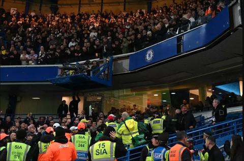 Cổ động viên Leeds rớt khán đài Stamford Bridge của Chelsea- Ảnh 1. Cổ động viên Leeds té khán đài trên sân của Chelsea tại FA Cup - Ảnh: GETTY
