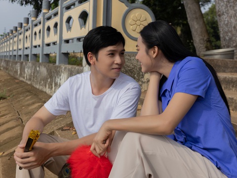 Màn 'thả thính' có 1-0-2 của 'ông chủ trại hòm' Kim Tử Long với Lê Phương- Ảnh 4. Bạch Công Khanh và Trúc Mây mang đến chuyện tình thanh mai trúc mã đẹp nên thơ