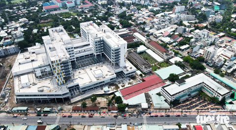 Huyện Bình Chánh kiến nghị tăng chỉ tiêu đất ở trong quy hoạch 2021-2030- Ảnh 2. Bệnh viện Đa khoa khu vực Thủ Đức được khởi công xây dựng từ năm 2021, với quy mô 1.000 giường bệnh, chia làm nhiều giai đoạn. Công trình có 1 tầng hầm, 10 tầng nổi, tổng diện tích xây dựng 78.281m², tổng mức đầu tư trên 1.915 tỉ đồng - Ảnh: DUYÊN PHAN