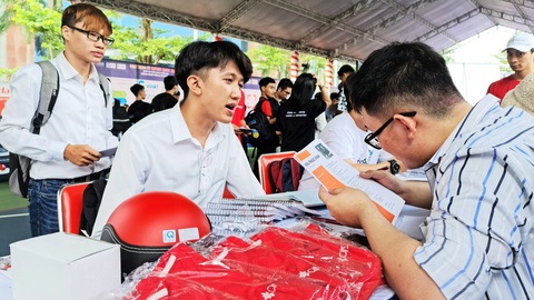 Kinh tế càng khó càng dễ tuyển người tài- Ảnh 1. Nhiều bạn trẻ vẫn luôn tìm kiếm cơ hội làm việc, song một khảo sát cho thấy mức hài lòng về công việc của lao động trẻ càng lúc càng giảm - Ảnh: C.TRIỆU