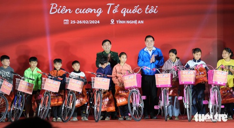 Món quà tháng ba về miền biên viễn- Ảnh 4. Những chiếc xe đạp đã được trao tặng cho các em học sinh ở biên giới