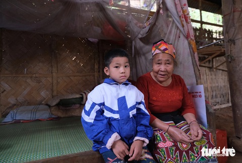 Món quà tháng ba về miền biên viễn- Ảnh 3. Em Thành cùng bà nội ở trong căn nhà tranh vách nứa xiêu vẹo, vừa được chương trình Tháng ba biên giới khởi công thực hiện Ngôi nhà Hạnh phúc
