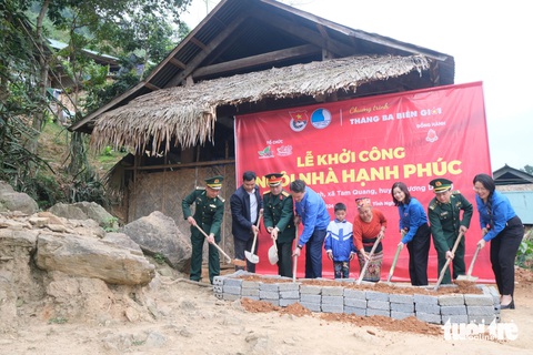 Món quà tháng ba về miền biên viễn- Ảnh 1. Ngôi nhà Hạnh phúc vừa được khởi công hôm 26-2, giúp cho gia đình em Viêng Văn Thành (học sinh lớp 3, xã Tam Quang, huyện Tương Dương, Nghệ An) - Ảnh: HÀ THANH