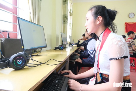 Món quà tháng ba về miền biên viễn- Ảnh 5. Các em học sinh vùng núi được sử dụng phòng tin học mới